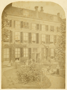 826490 Gezicht op een deel van de achtergevel van het Diakonessenhuis (Achter Twijnstraat 30-33) te Utrecht met op de ...